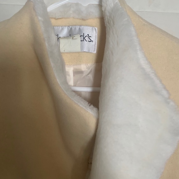 Bundle up with this lovely coat. 🧥 - Picture 6 of 8